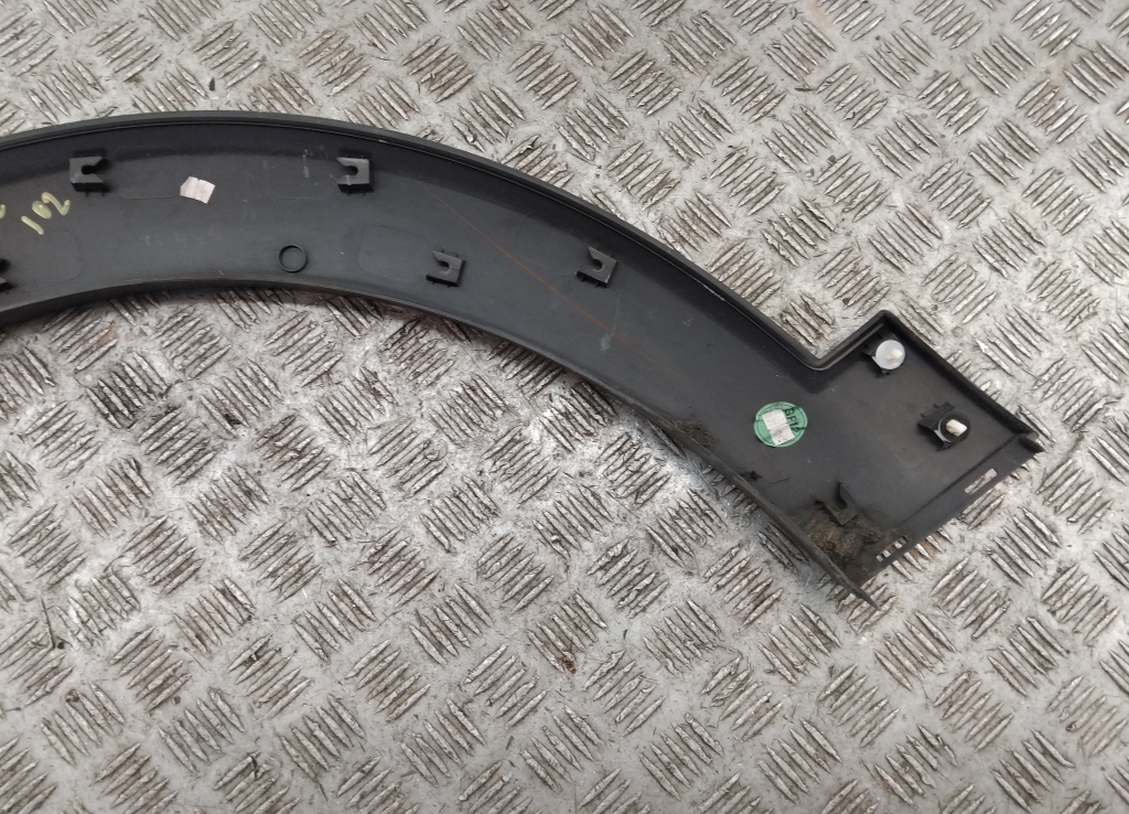 Накладка переднего крыла правого