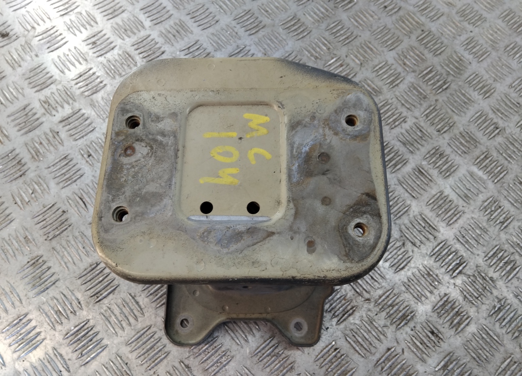 Кронштейн усилителя переднего бампера правый