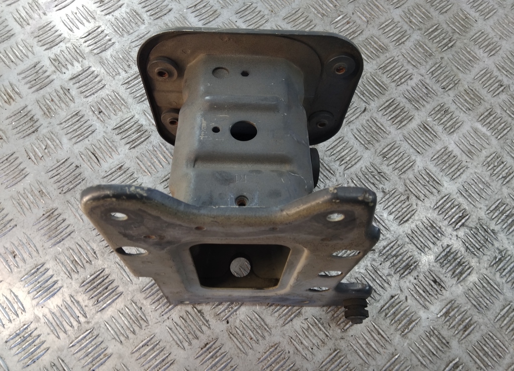 Кронштейн усилителя переднего бампера правый