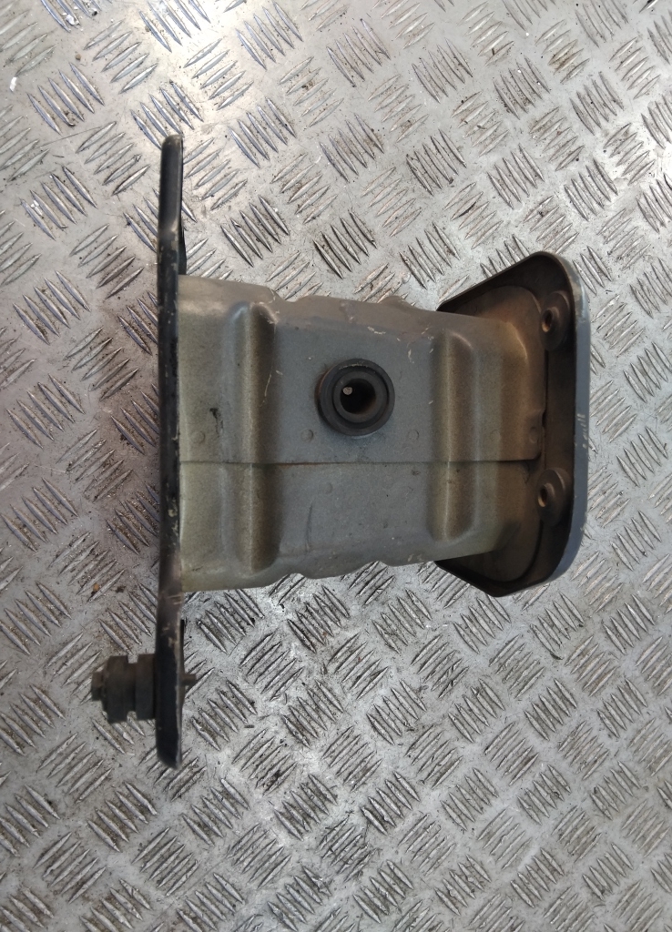 Кронштейн усилителя переднего бампера правый