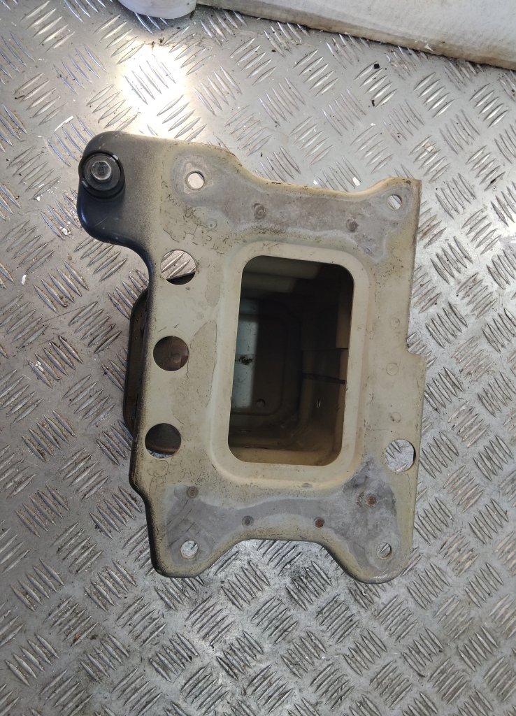 Кронштейн усилителя переднего бампера правый