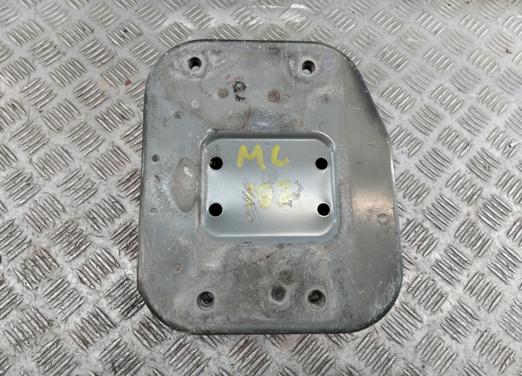 Кронштейн усилителя переднего бампера левый