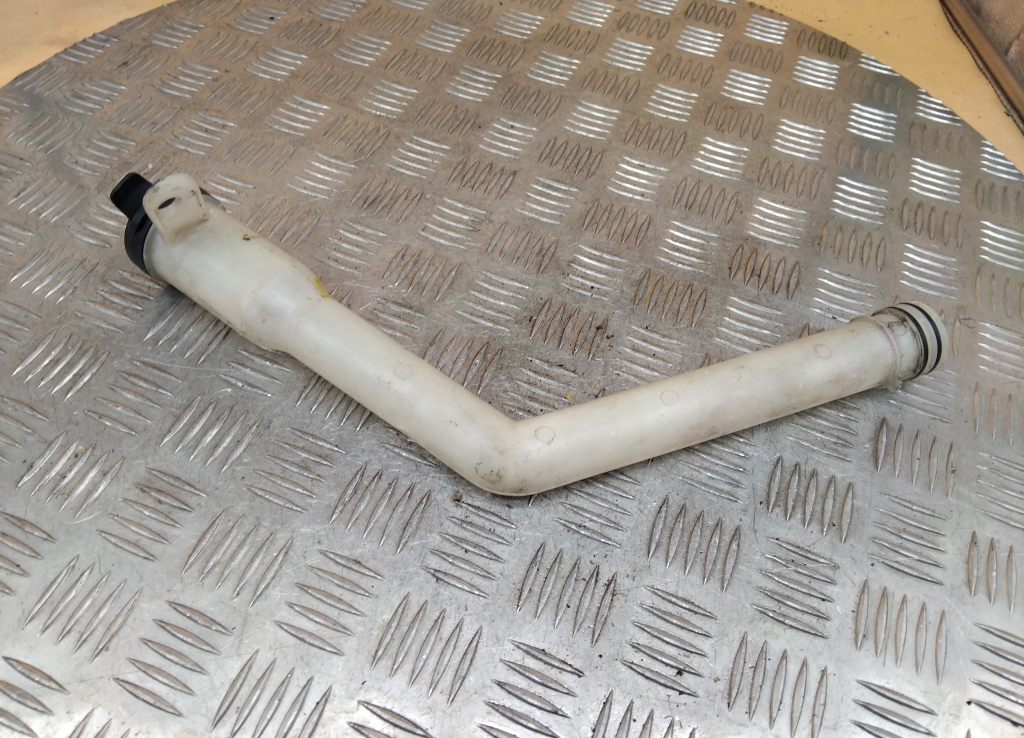 Горловина бачка омывателя