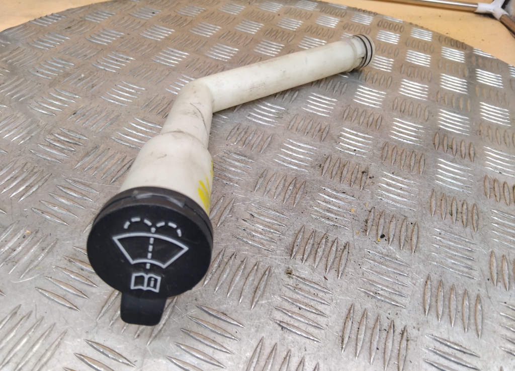 Горловина бачка омывателя