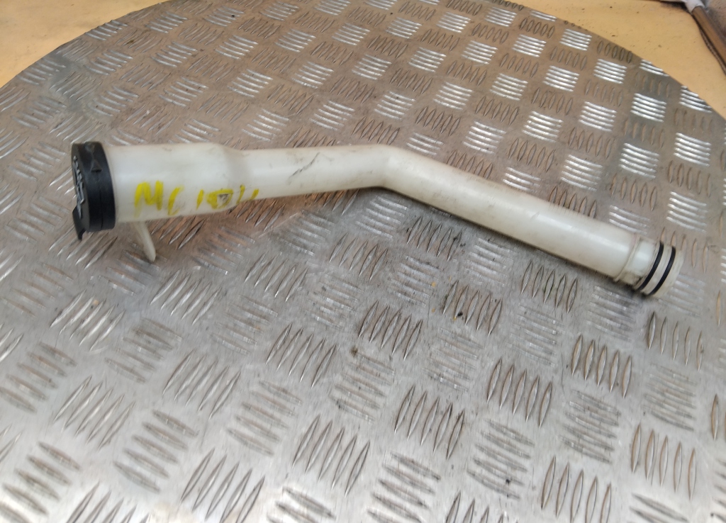 Горловина бачка омывателя