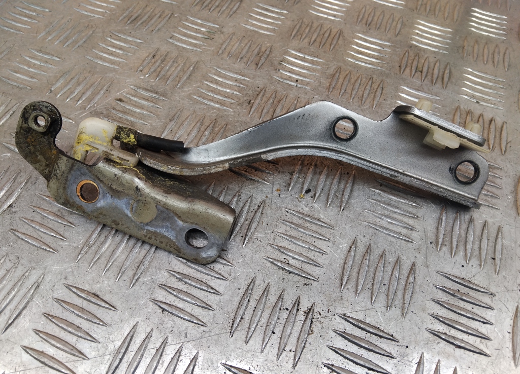 Петля капота левая