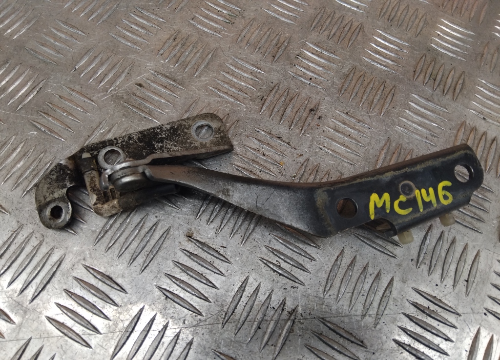 Петля капота левая