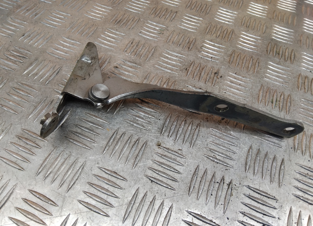 Петля капота правая