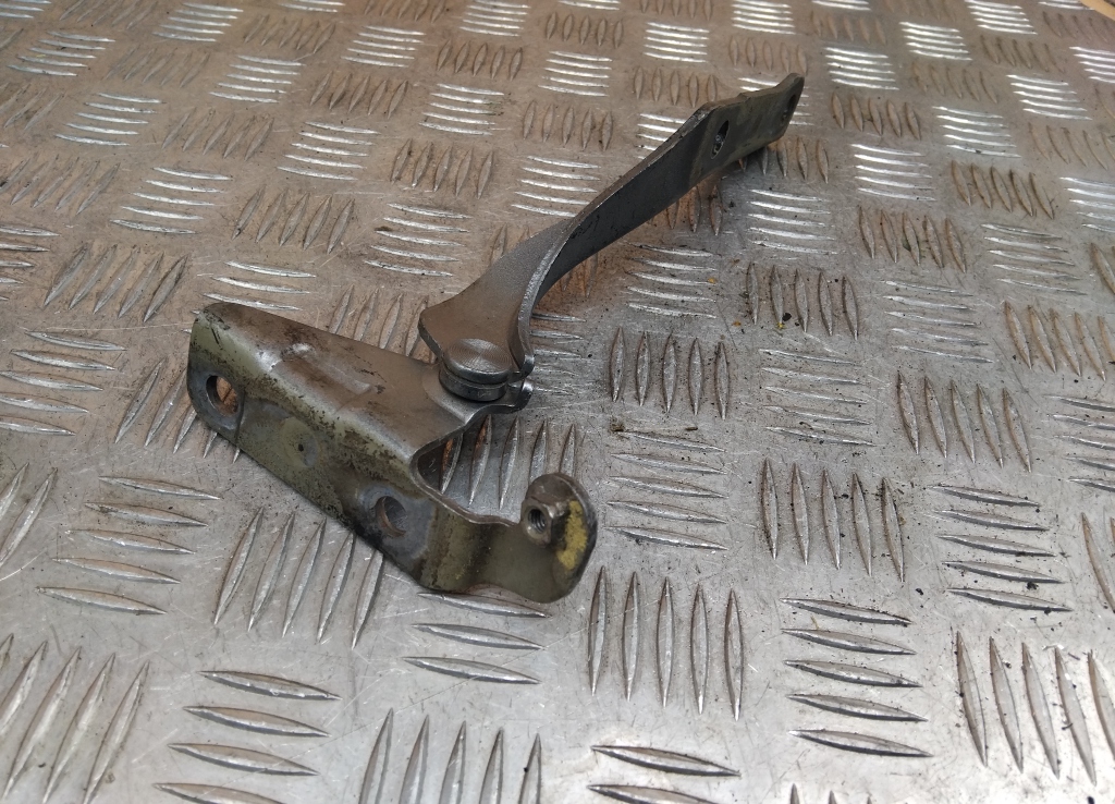 Петля капота правая