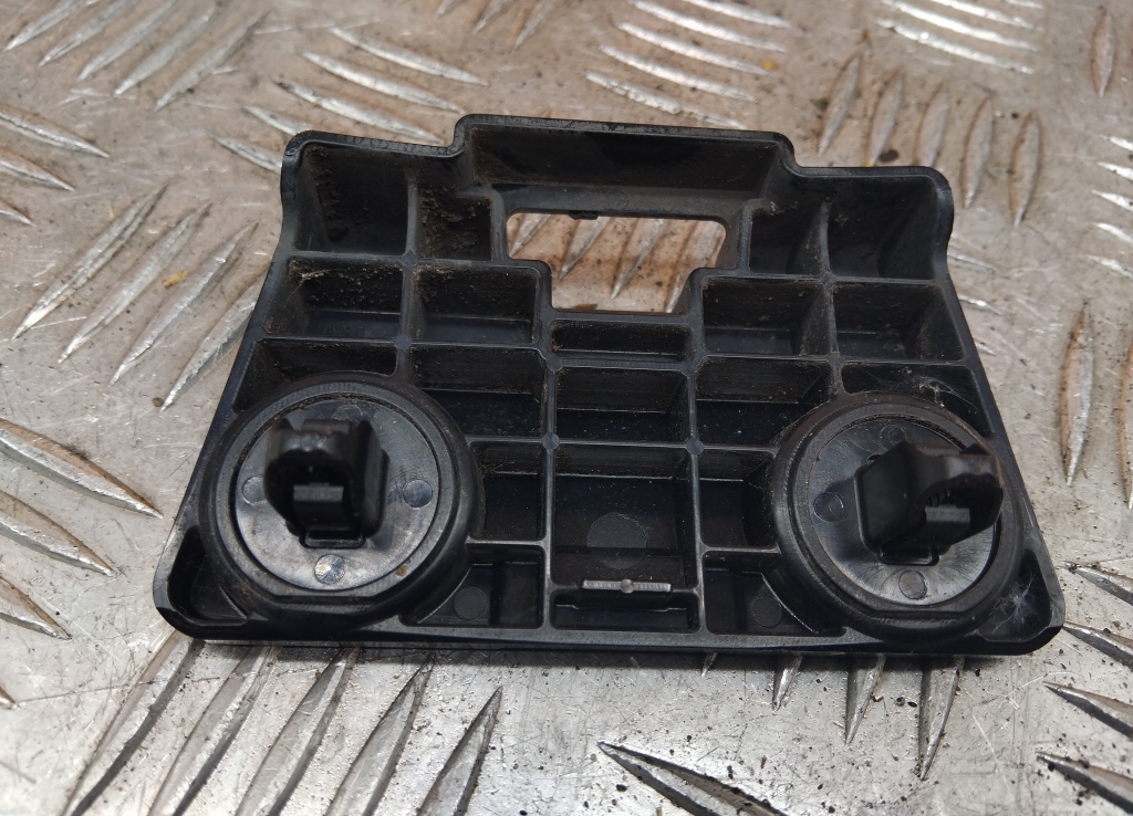 Кронштейн заднего бампера правый