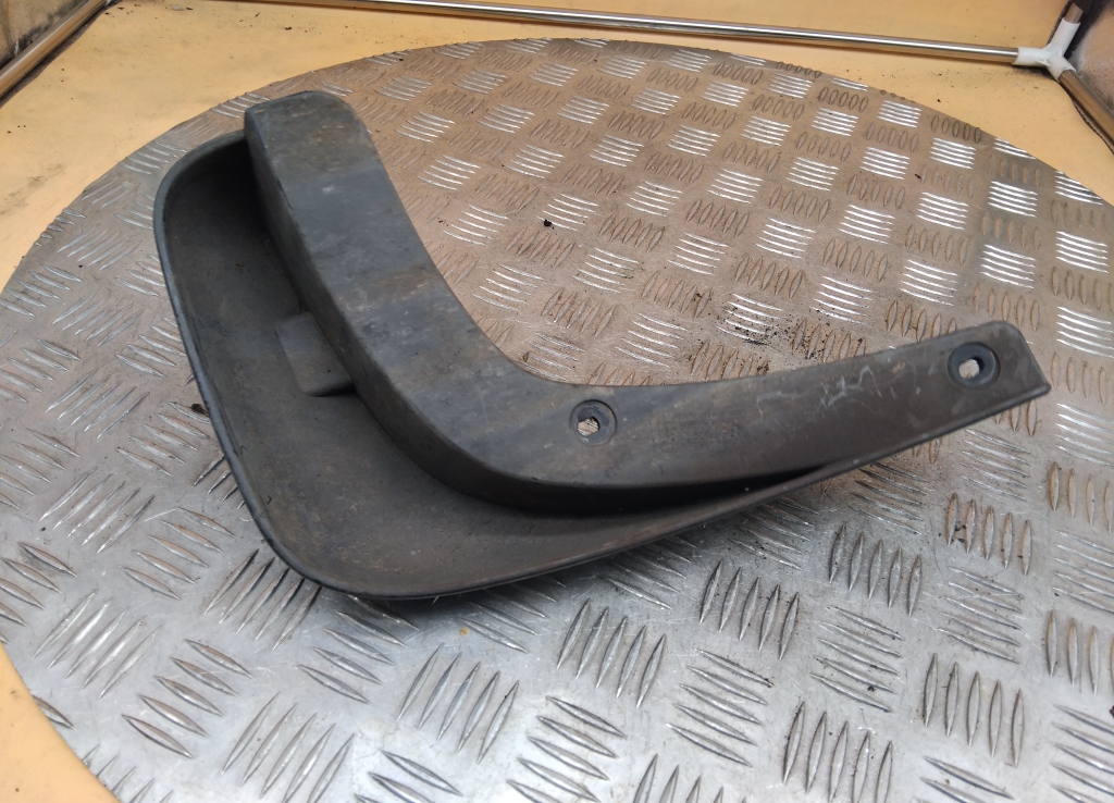 Брызговик задний левый