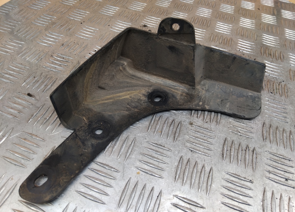 Брызговик передний правый