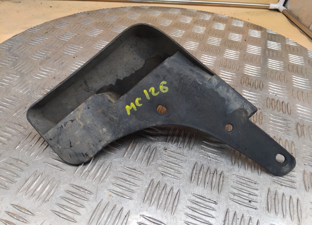 Брызговик передний правый