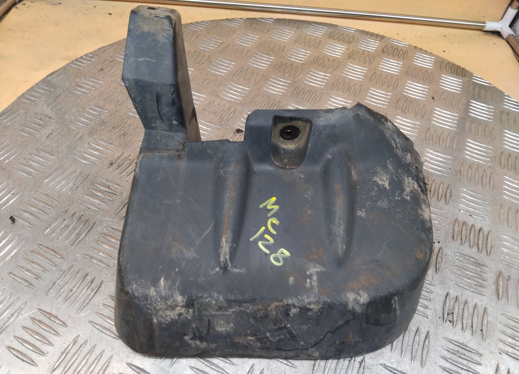 Брызговик передний правый