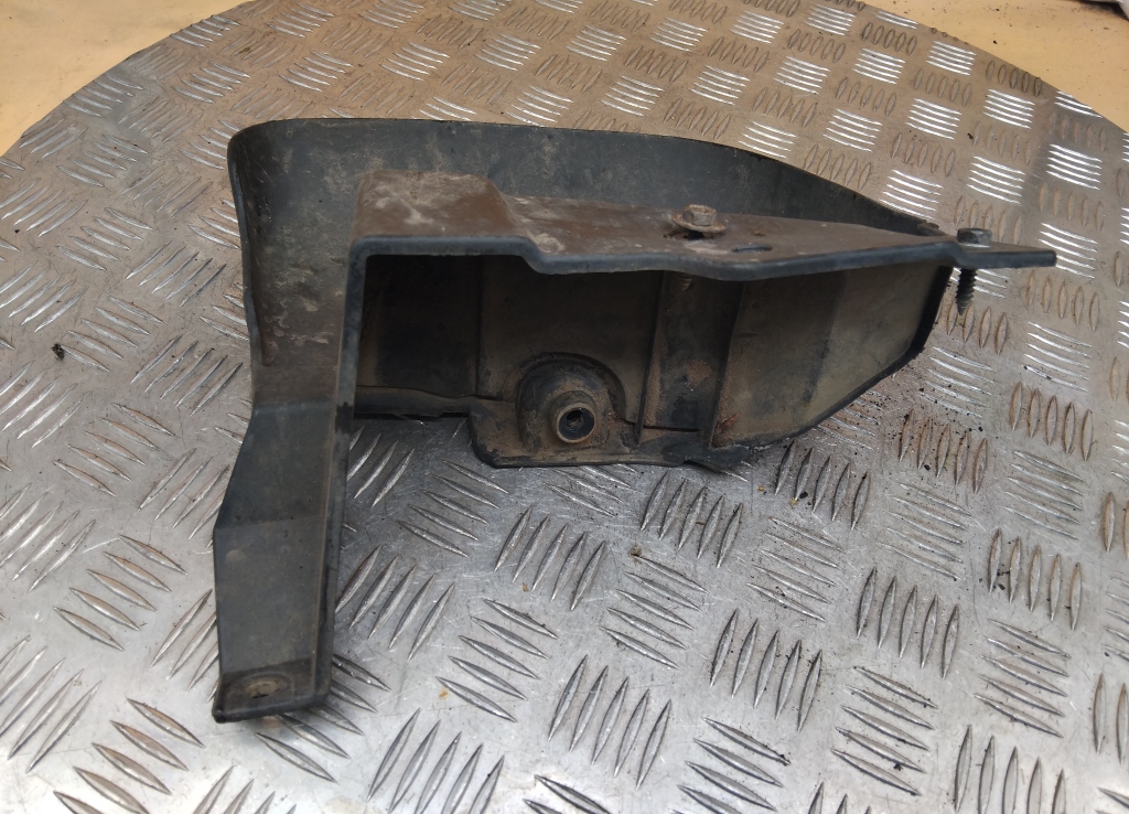 Брызговик передний правый