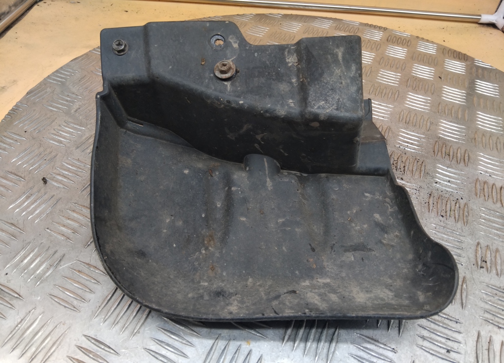 Брызговик передний правый