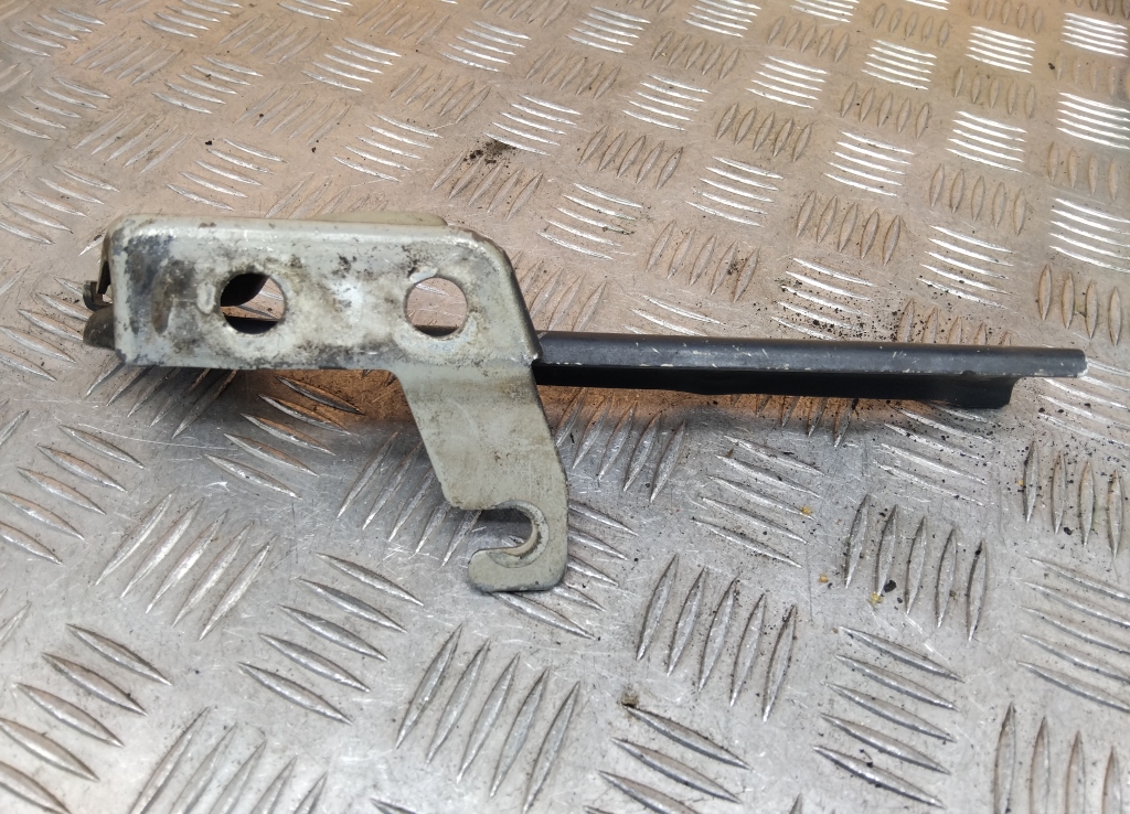 Петля капота правая