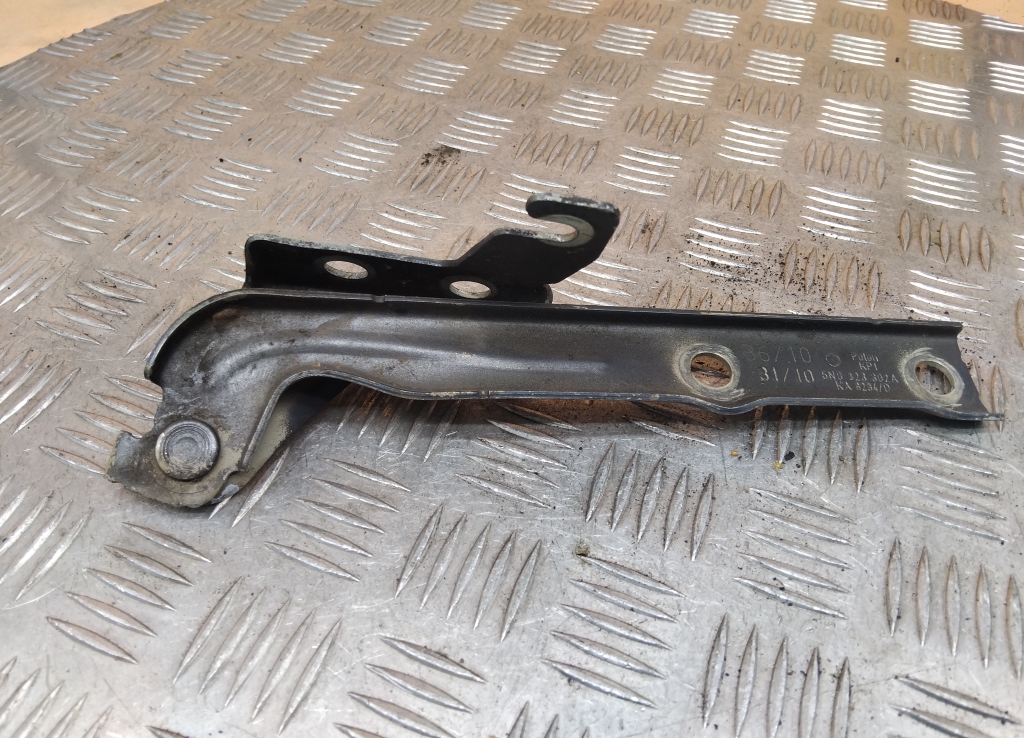 Петля капота правая