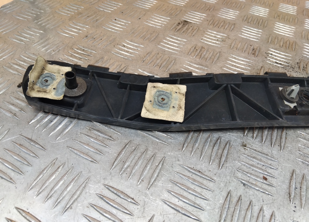 Кронштейн заднего бампера правый