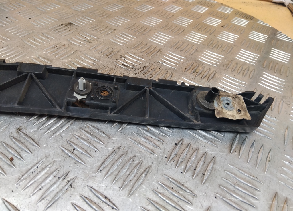 Кронштейн заднего бампера правый