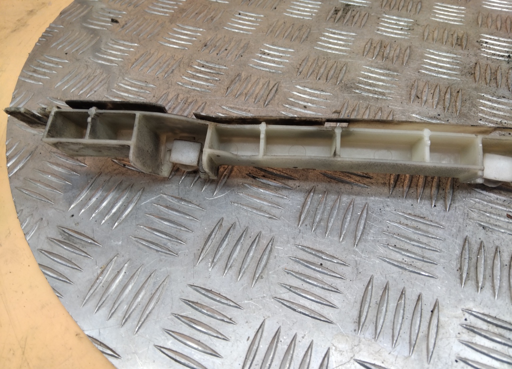 Кронштейн заднего бампера левый