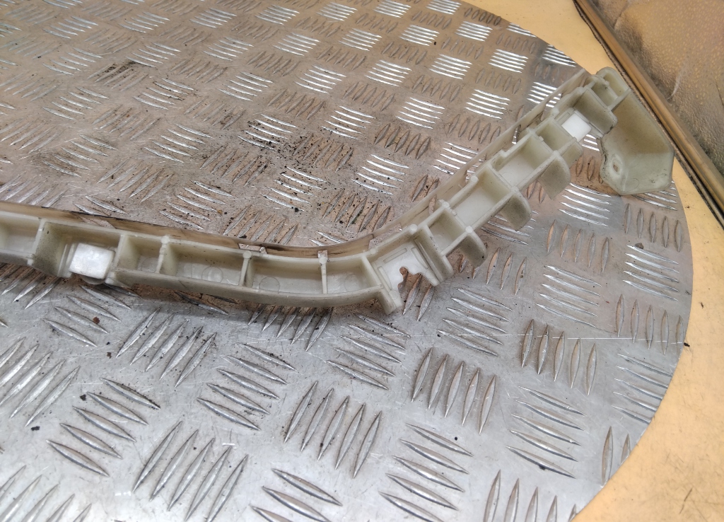 Кронштейн заднего бампера левый