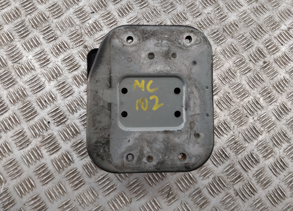 Кронштейн усилителя переднего бампера правый