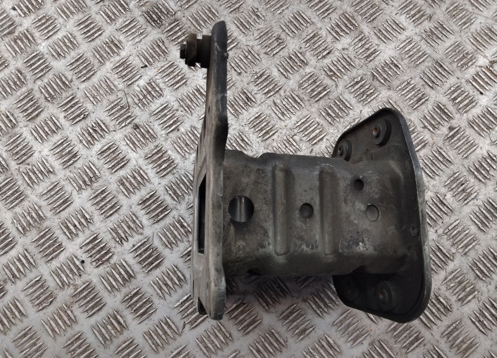 Кронштейн усилителя переднего бампера правый