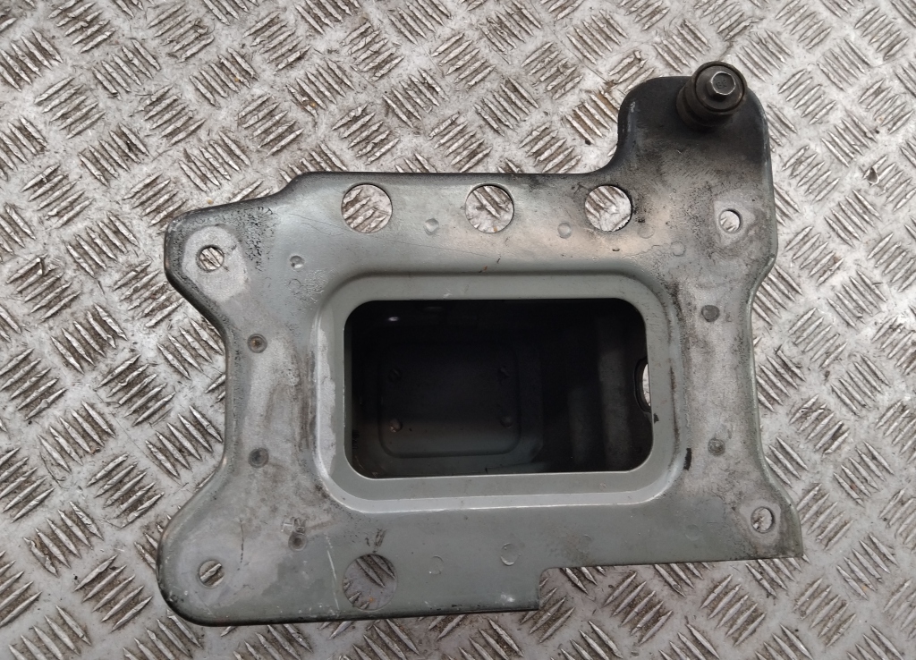 Кронштейн усилителя переднего бампера правый