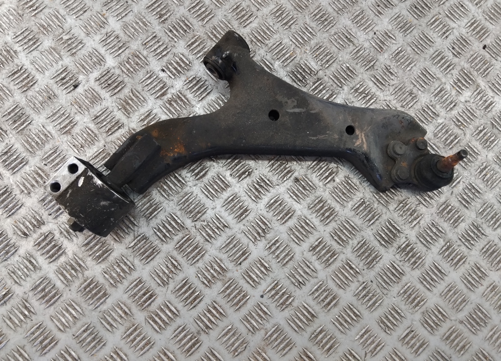 Рычаг передний нижний правый