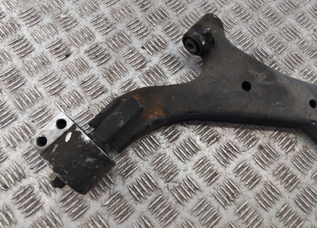 Рычаг передний нижний правый