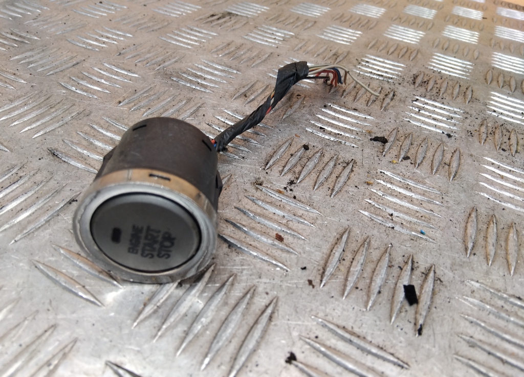 Кнопка запуска двигателя