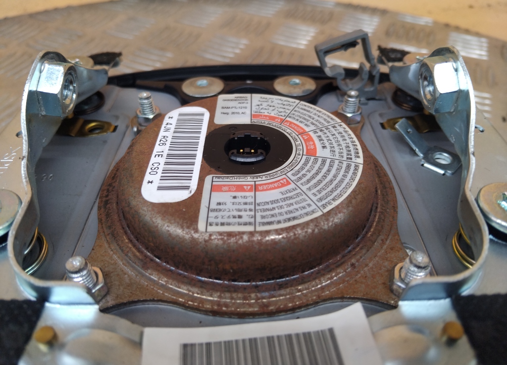 Подушка безопасности в рулевое колесо