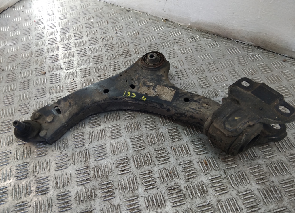 Рычаг передний левый