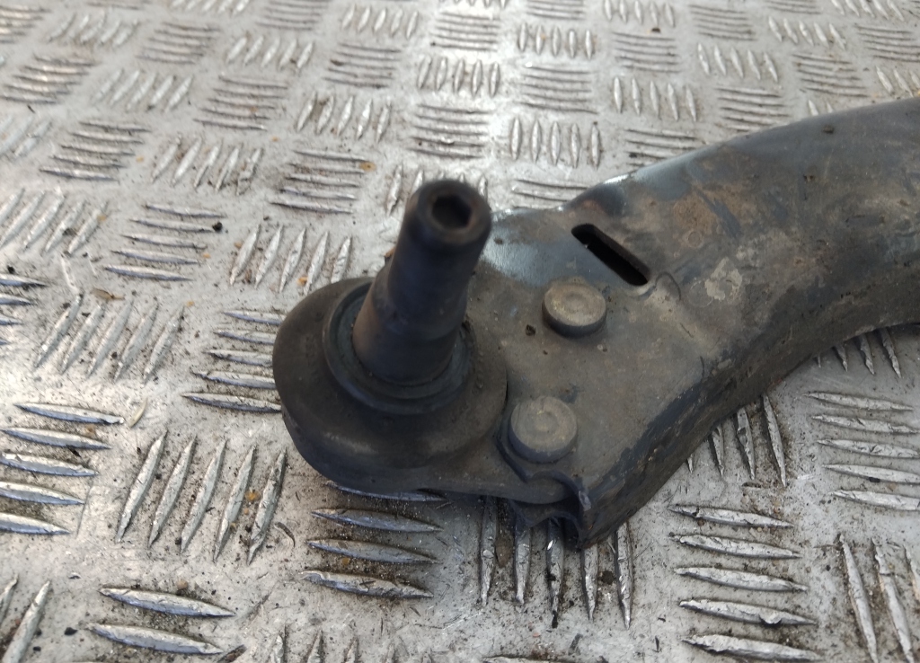 Рычаг передний левый