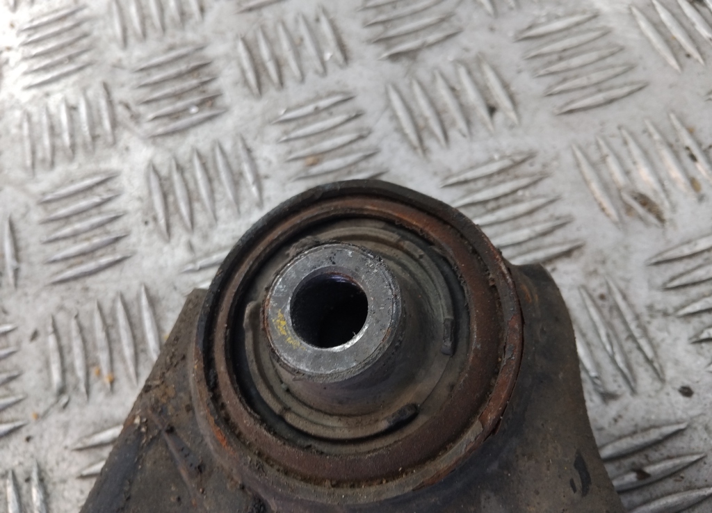 Рычаг передний левый