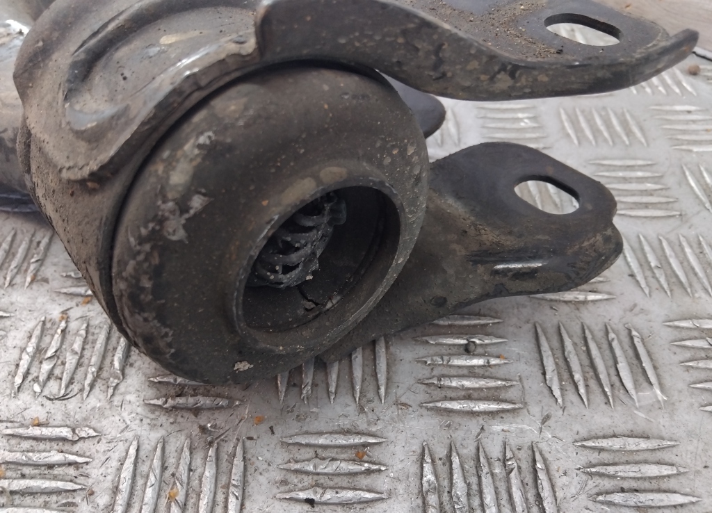 Рычаг передний левый