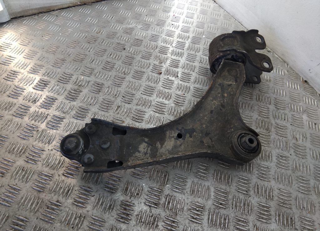 Рычаг передний левый