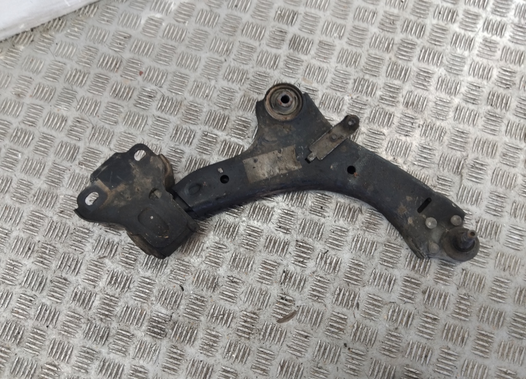 Рычаг передний правый