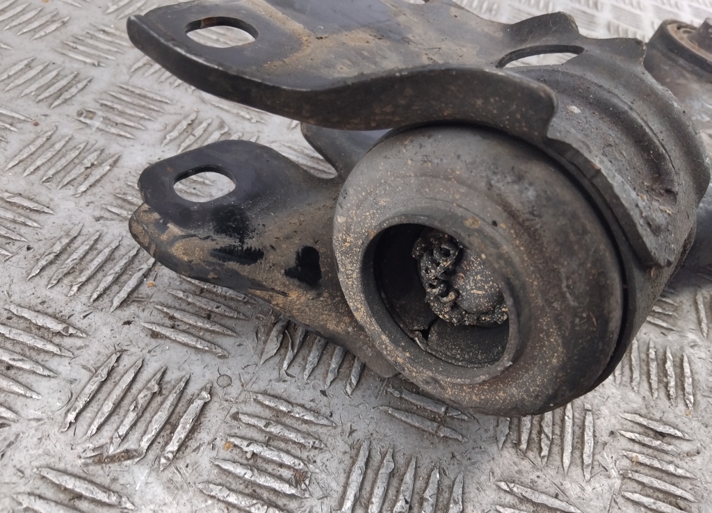 Рычаг передний правый