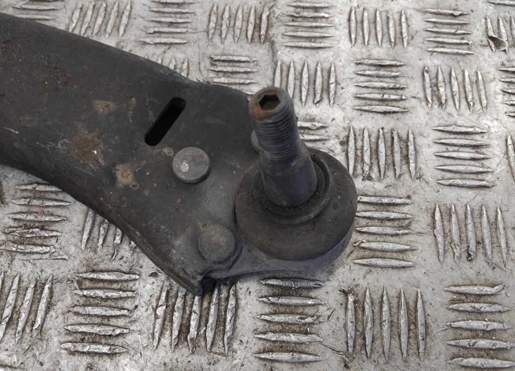 Рычаг передний правый