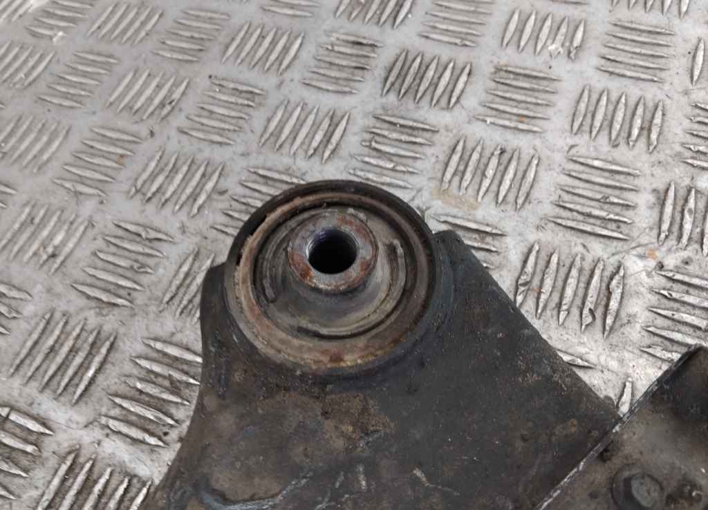 Рычаг передний правый