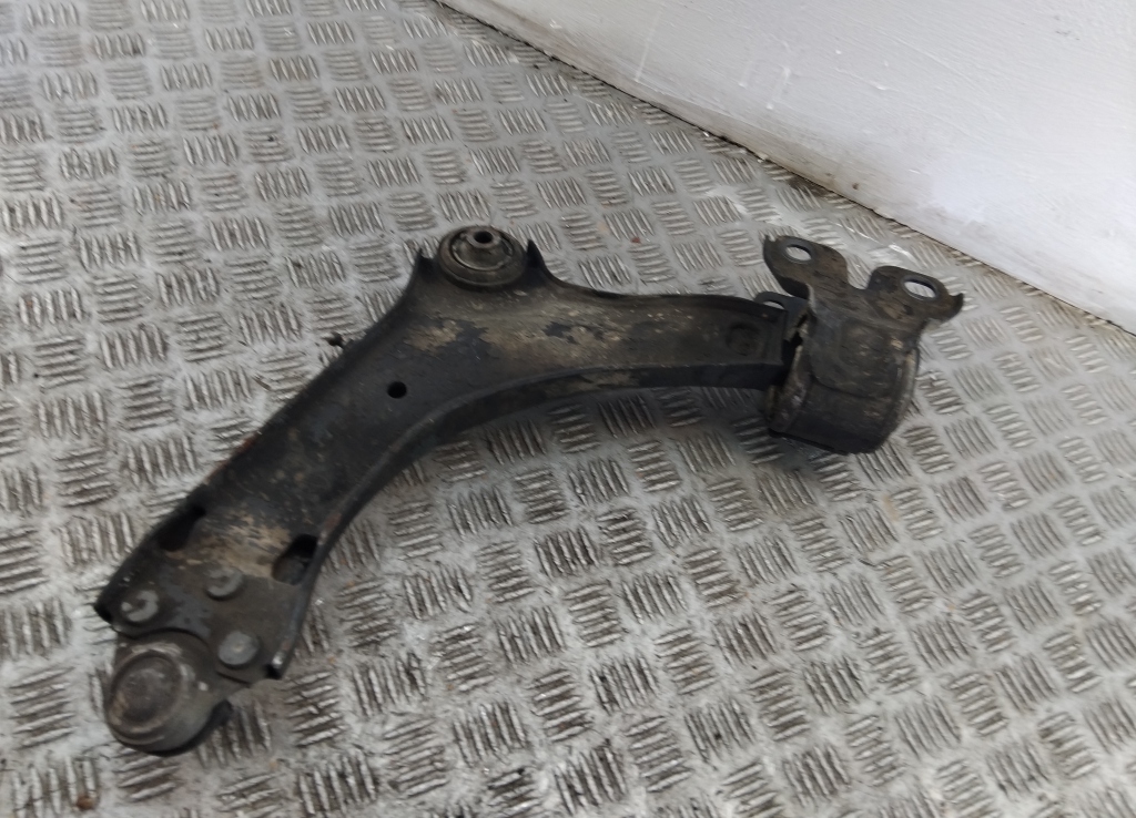 Рычаг передний правый