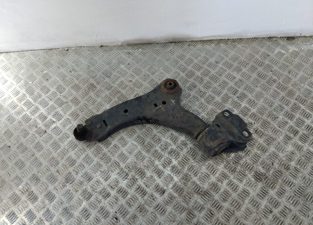Рычаг передний левый