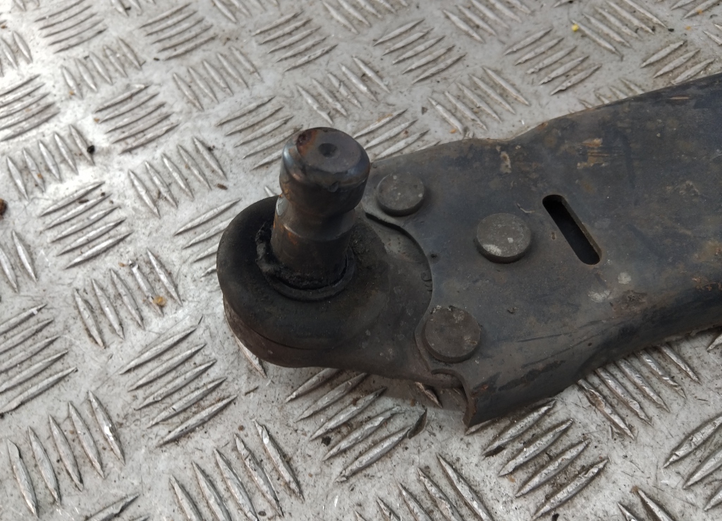 Рычаг передний левый