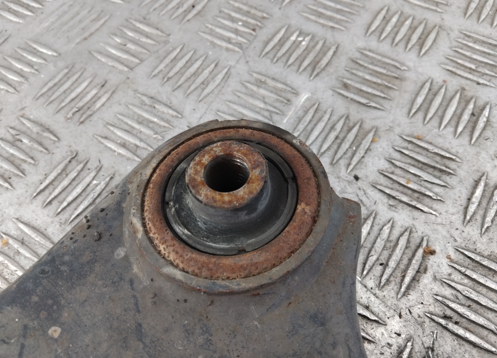 Рычаг передний левый