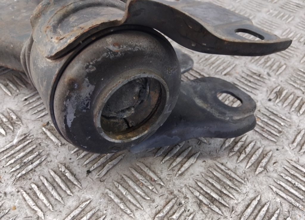 Рычаг передний левый