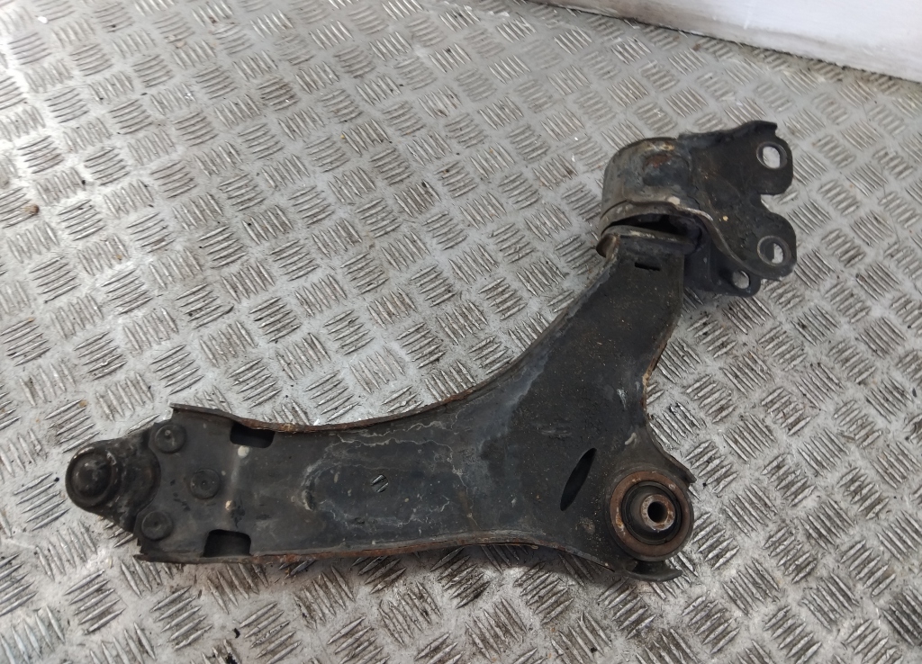 Рычаг передний левый