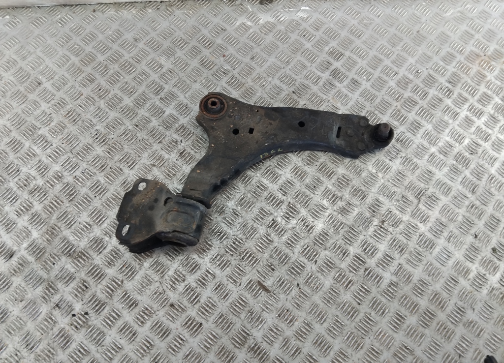 Рычаг передний правый