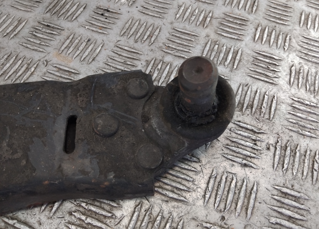 Рычаг передний правый